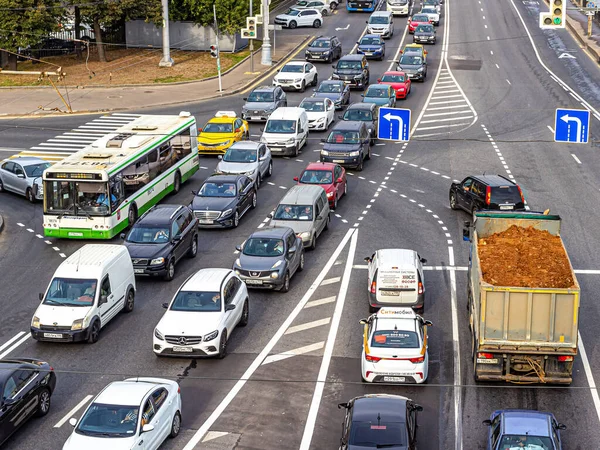 Moskova, Rusya, 09.04.2020. Trafik ışıklarının yoğun olduğu bir kavşakta trafik vardı. Yukarıdan görünüşü