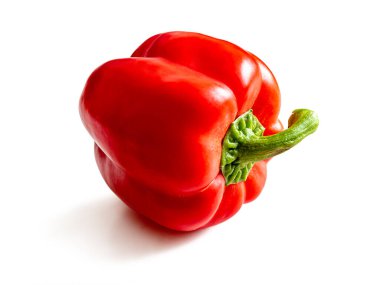 Güzel, olgun dolmalık biber, parlak kırmızı derili ve yeşil saplı, beyaz arka planda izole edilmiş.