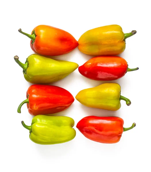 一群新鲜的黄绿色和红色的辣椒 在白色的背景上被分离出来 秋天的甜椒收获 胡椒的特写和全框视图 — 图库照片