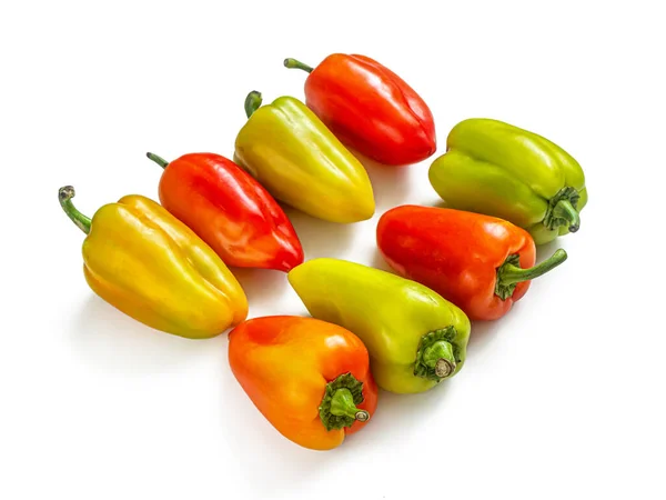 新鲜的黄绿色和红色的辣椒 被隔离在白色的背景上 分成两排 — 图库照片