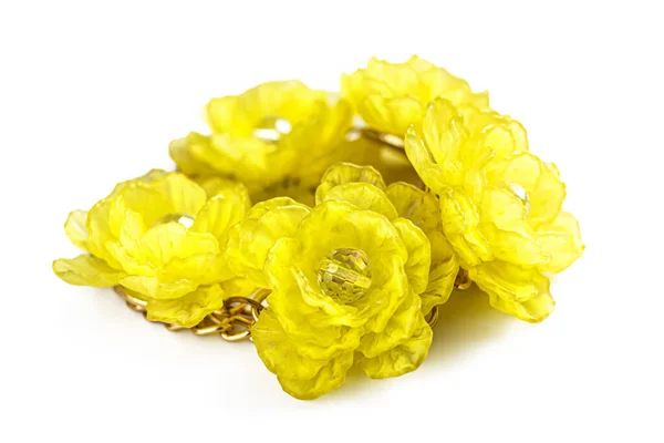 Κοσμήματα Από Κίτρινα Πλαστικά Λουλούδια Κατασκευασμένα Από Φθηνά Υλικά Επιχρυσωμένη — Φωτογραφία Αρχείου