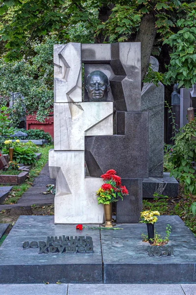 2020年4月9日 俄罗斯莫斯科 苏联政治领导人尼基塔 赫鲁晓夫纪念碑 用白色大理石和黑色花岗岩建成 鲜花盛开 — 图库照片