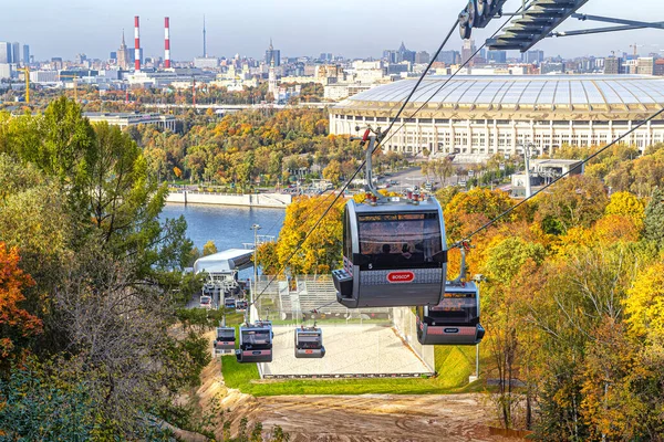 Moskova, Rusya, 10.06.2020. Güneşli bir sonbahar gününde Moskova 'daki Sparrow tepelerindeki teleferik manzarası.