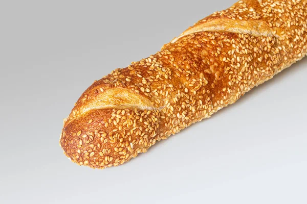 Gyllene Krispig Skorpa Nybakad Baguette Beströdd Med Sesamfrön Ljus Bakgrund — Stockfoto