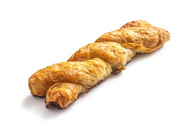 Örülmüş çörek, poğaça, etle doldurulmuş, beyaz arka planda izole edilmiş.