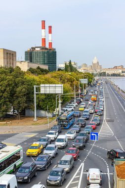 Moskova, Rusya, 09.04.2020. Moskova 'daki Berezhkovskaya setinde trafik ışıklarıyla kavşaktaki yoğun trafiğin en üst görüntüsü