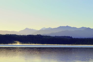 Sabah sis göl kenarında