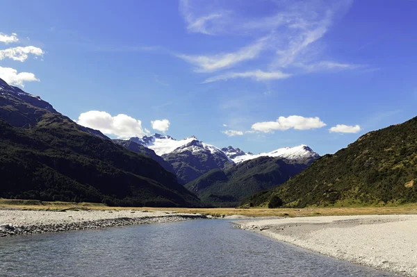 Grande Vale Rio Sob Montanhas Cobertas Neve — Fotografia de Stock