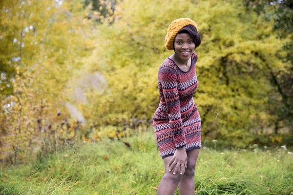 Ragazza Nera Con Capelli Corti Posa Foto Autunno — Foto Stock