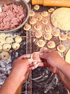 Geleneksel bir un, kıyma, mantı ve ravioli yemeği hazırlama süreci..