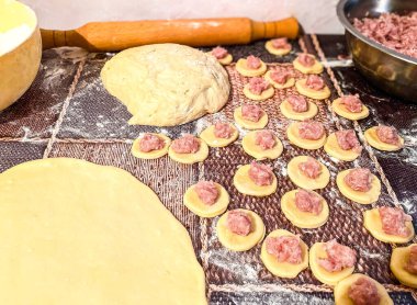 Geleneksel bir un, kıyma, mantı ve ravioli yemeği hazırlama süreci..