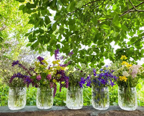 Яскраві Різнокольорові Дикі Квіти Декоративних Скляних Вазах Абстрактній Дерев Яній — стокове фото