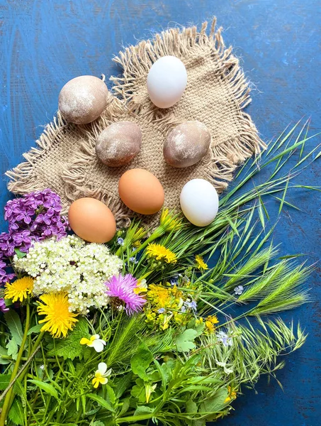 Святкові Великодні Яйця Барвистими Дикими Квітами Фоні Синьої Абстрактної Поверхні — стокове фото