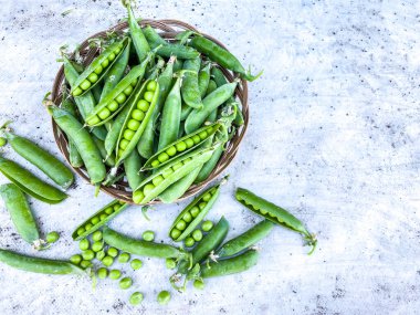 Soyut bir yüzeyde olgunlaşmış bezelye kabukları. Sağlıklı beslenme ve tarım kavramı. Boş alan. Işık arkaplanını sil.