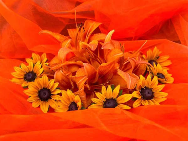 Gelbe Wildblumen Auf Orangefarbenem Textil Design Für Tapeten Einbände Karten — Stockfoto