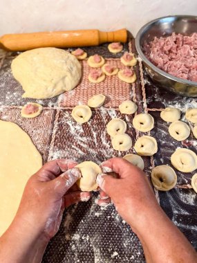 Geleneksel bir un, kıyma, mantı ve ravioli yemeği hazırlama süreci..