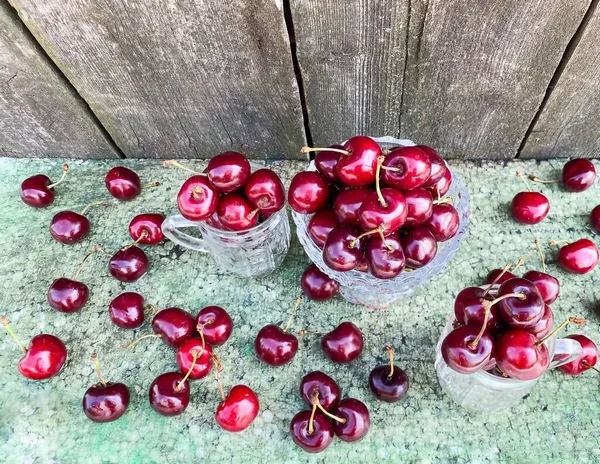 Grandes Cerejas Vermelhas Maduras Recipientes Vidro Fundo Uma Superfície Madeira — Fotografia de Stock