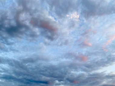 Yazın gün batımında beyaz bulutlu mavi gökyüzü. Boş yer..