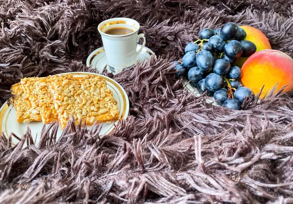 Čerstvě Uvařené Voňavé Ráno Osvěžující Kávu Sušenkami Ovocem Abstraktní Hnědé — Stock fotografie