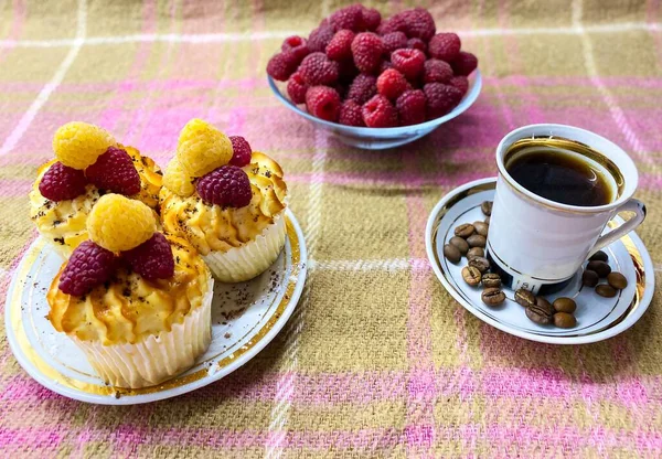 Čerstvě Upečené Tvarohové Muffiny Malinami Šálkem Aromatické Osvěžující Kávy — Stock fotografie