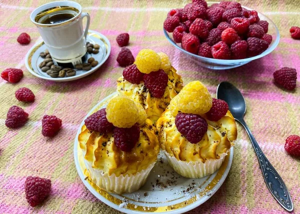 Ahududulu taze kaymaklı kekler ve canlandırıcı bir fincan aromatik kahve..