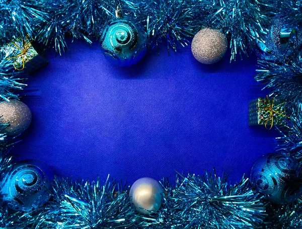 Heldere Blauwe Kerstachtergrond Gemaakt Van Knutsel Kerstballen Vrije Ruimte — Stockfoto