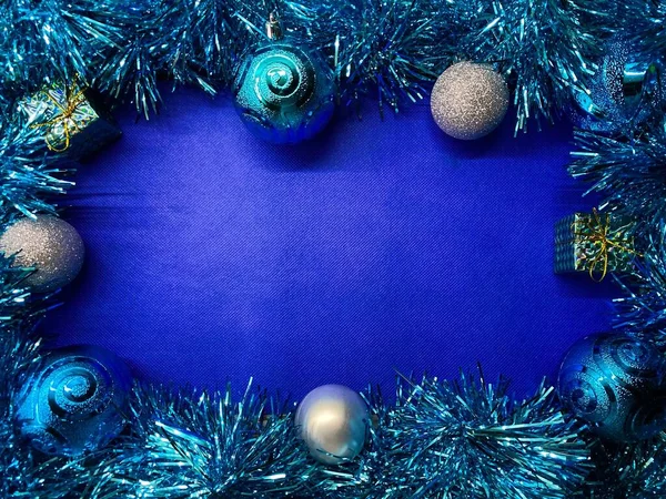 Heldere Blauwe Kerstachtergrond Gemaakt Van Knutsel Kerstballen Vrije Ruimte — Stockfoto