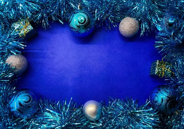 Heldere Blauwe Kerstachtergrond Gemaakt Van Knutsel Kerstballen Vrije Ruimte — Stockfoto