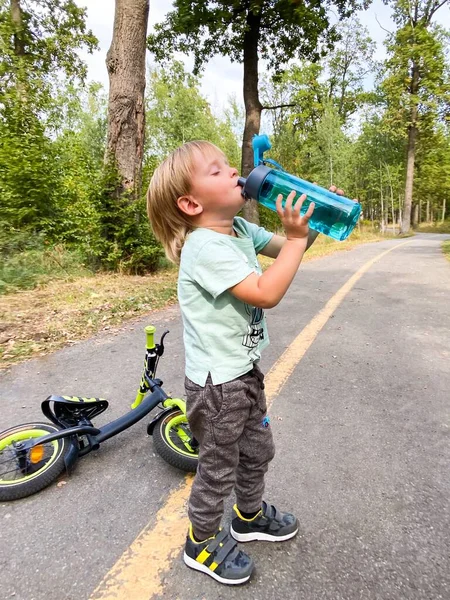 Malé Světlé Dítě Pije Vodu Sportovní Láhve Láhve Lese Volné Stock Fotografie