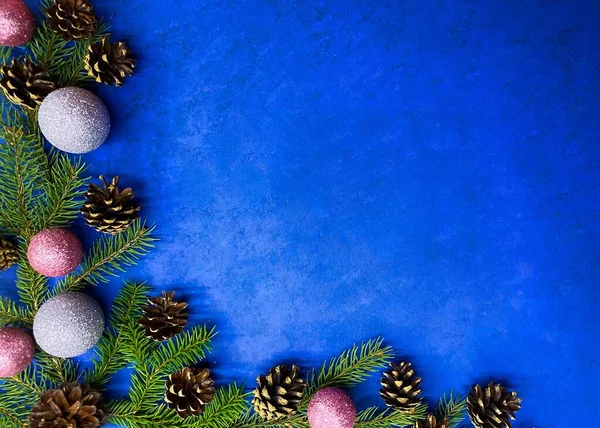 Яркий Рождественский Фон Пихтовые Ветви Шишками Шариками Абстрактной Голубой Поверхности — стоковое фото