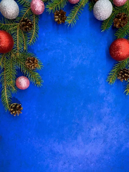Яркий Рождественский Фон Пихтовые Ветви Шишками Шариками Абстрактной Голубой Поверхности — стоковое фото