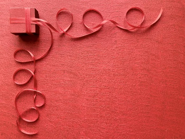 抽象红色表面上有红丝带的节日礼品盒 概念符号 自由空间 — 图库照片