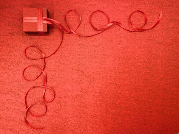 Γιορτινή Συσκευασία Δώρου Κόκκινη Κορδέλα Μια Αφηρημένη Κόκκινη Επιφάνεια Έννοια — Φωτογραφία Αρχείου