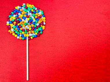 Parlak renkli şekerlemeler lolipop şeklinde seriliyordu. Kavramsal semboller. Boş alan..