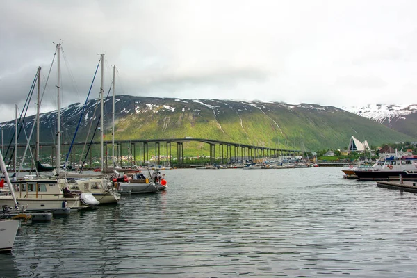 挪威特罗姆瑟桥 有峡湾和游艇的绿色斜坡 — 图库照片