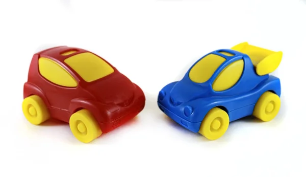 Игрушечные Пластиковые Автомобили Красного Синего Цвета Желтыми Колесами Обращенными Лицом — стоковое фото