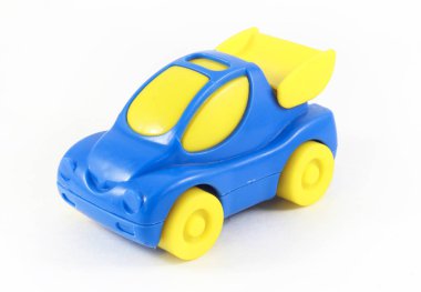 Sarı tekerlekleri ve sarı camları olan mavi plastik bir araba.