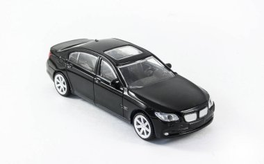 Beyaz arka planda siyah oyuncak bir araba. Çocuk oyuncağı, oyun, eğlence, eğlence