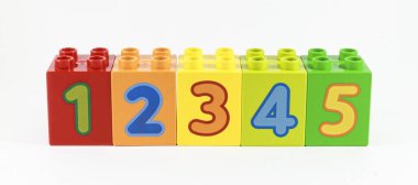 Tasarımcıda 1 ile 5 arasında gösterilen parlak ve renkli sayılar. çocukları saymada eğitmek.