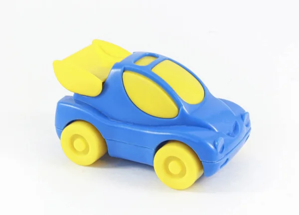 带有黄色轮子和黄色玻璃的蓝色玩具塑料车 儿童玩具 — 图库照片