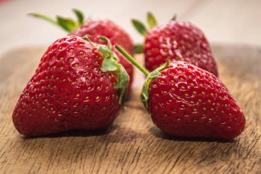 Tahta yüzeyde taze çilekler, yakın plan.