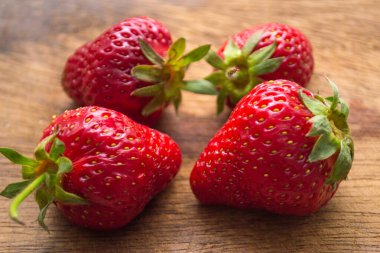 Tahta yüzeyde taze çilekler, yakın plan.