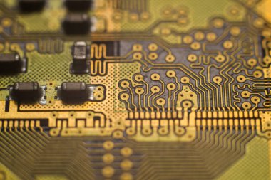 Yüksek hızlı hafıza modülünün altın baskılı devre kartının makro fotoğrafı. İnce PCB yönlendirme teknolojisi örneği.