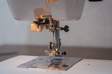 Dikiş makinesi yakın plan. Ödevler, hobiler, karantina
