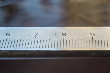 Metal cetvelin yakın çekimin bir parçası. Araçlar, teknoloji