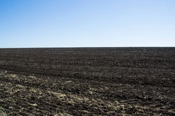 biçilmiş ve sürülmüş tarlanın büyüklüğünün panoramik görüntüsü