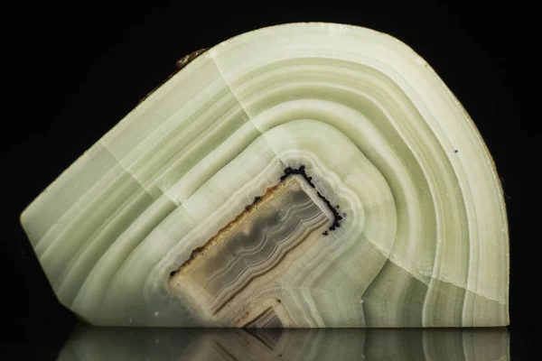 Yarı değerli bir taşın kesimi. Doku, arkaplan, duvar kağıdı, desen, soyutlama.