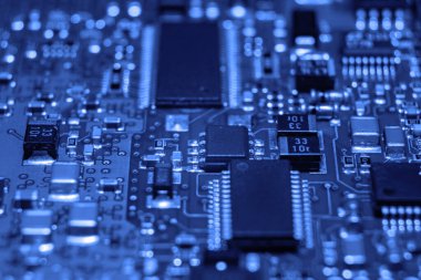 Bir tahtadaki ayrıntılı devre yapay zeka ve kripto para yeniliğiyle ilgili aygıtlarda kullanılan temel bileşenleri gösterir.