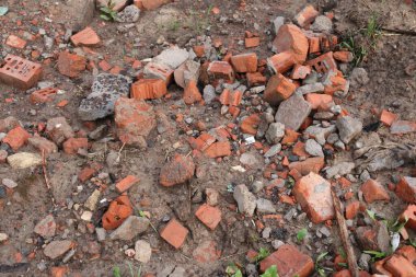 Kırık bir tuğla ıslak zeminde yatıyor.