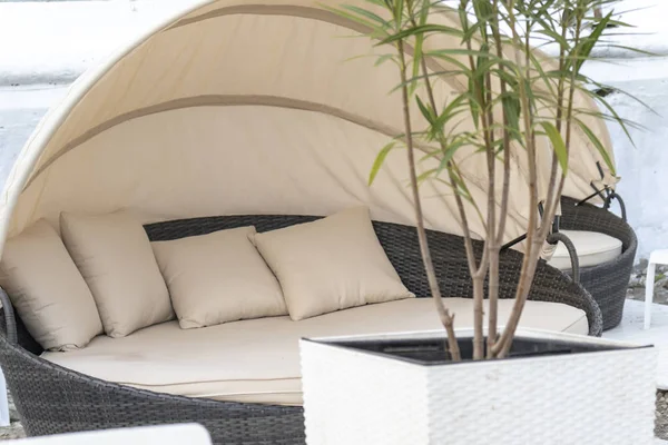 Avkopplande brun rotting säng, soffa med beige kuddar, lakan och tak på stranden, havsstrand — Stockfoto